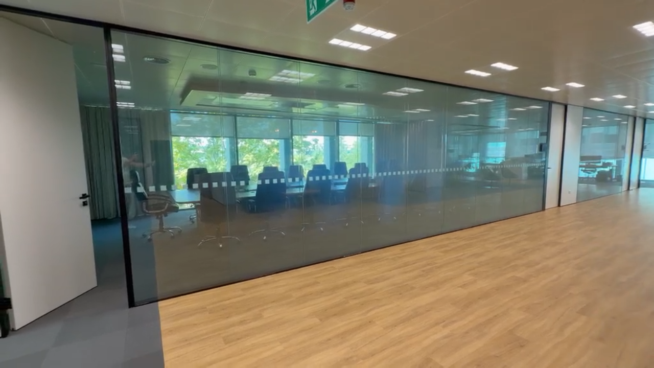 Lámina Autoadhesiva PDLC en Oficinas - Estado Encendido Transparente